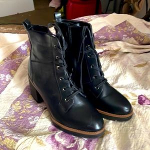 Healed black boots like new